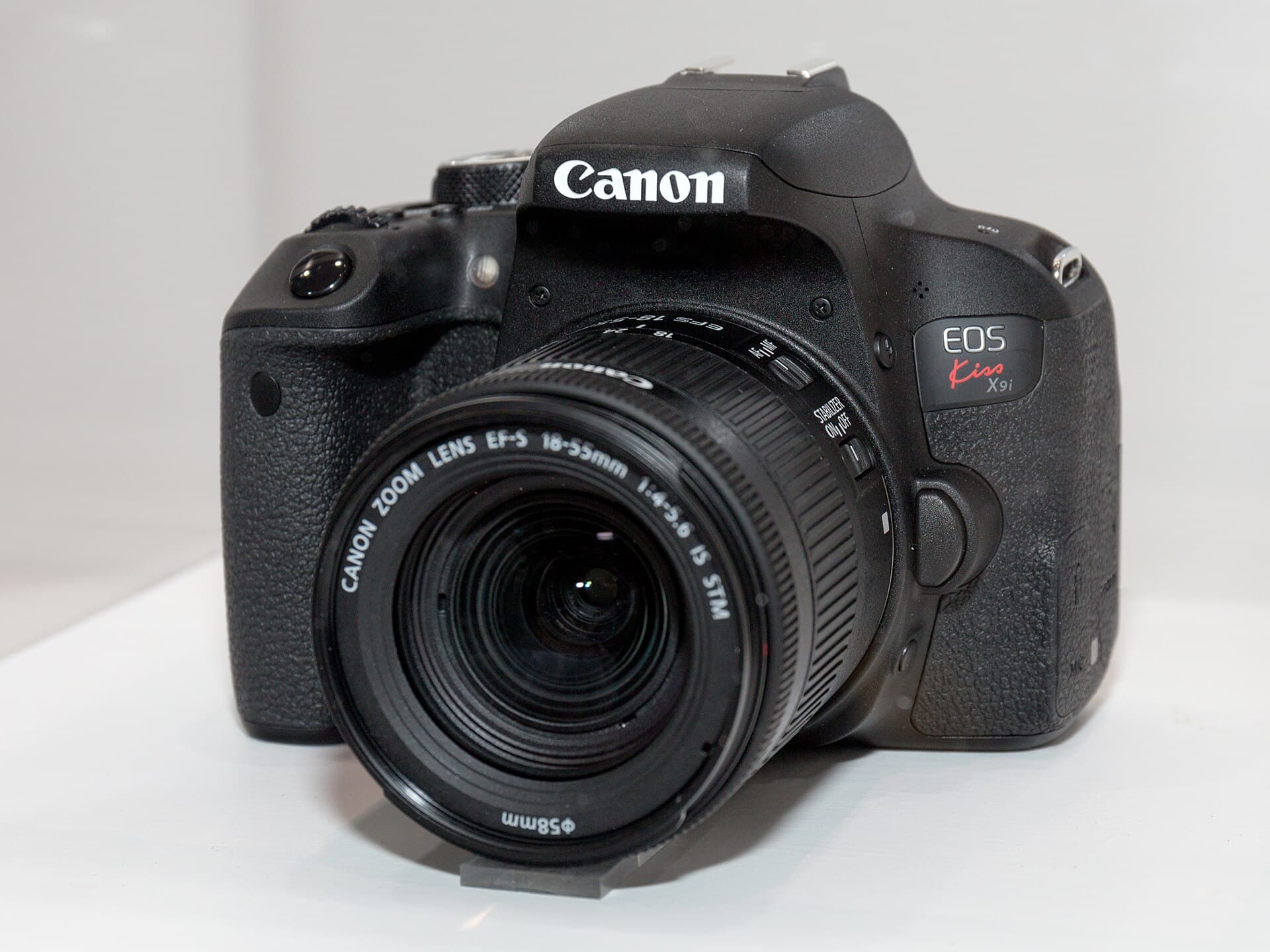 Canon EOS Rebel T7i (EOS 800D / EOS Kiss X9i) DSLR camera, front three-quarter view